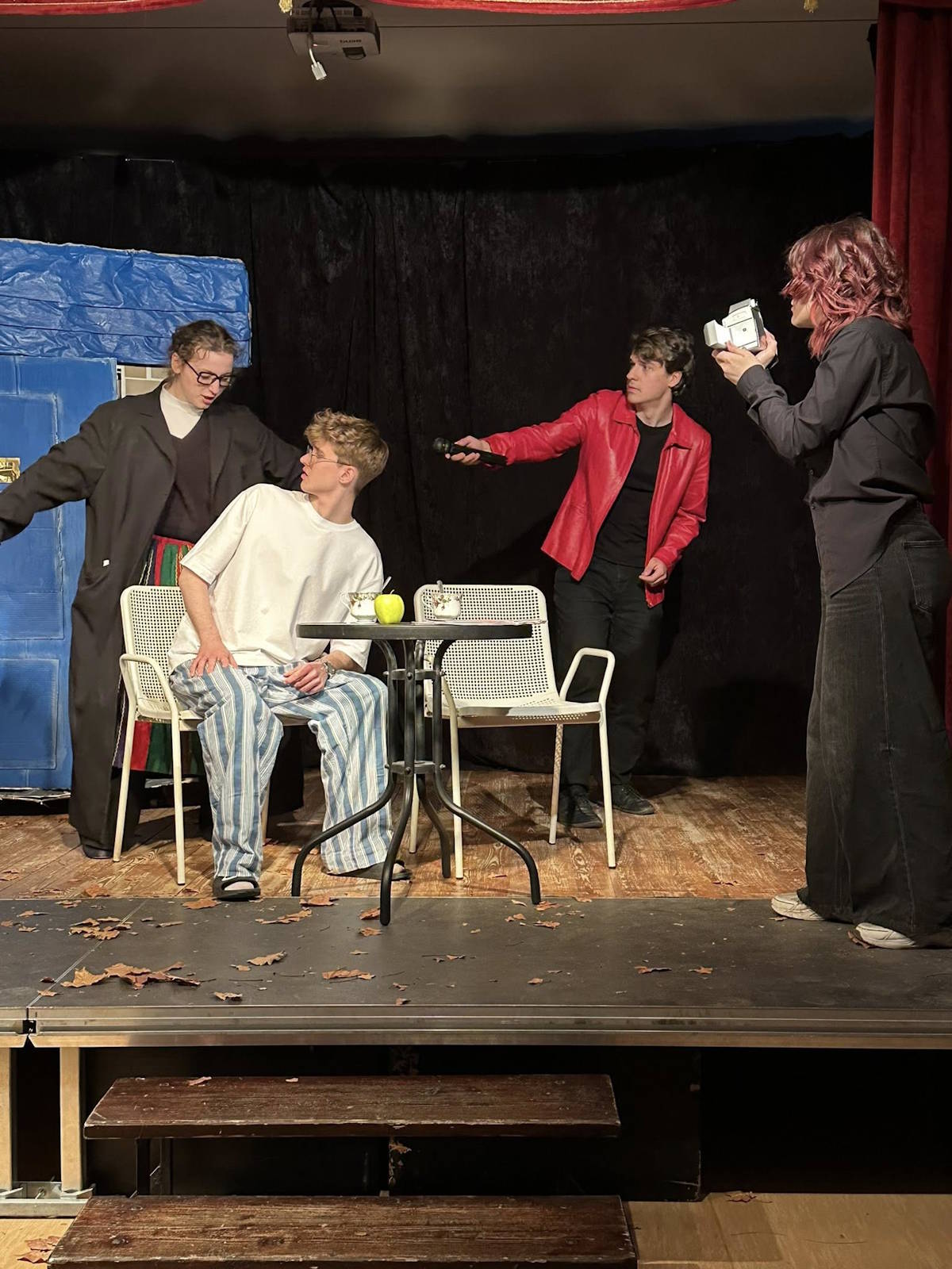 Scena ze spektaklu Kamila Sławińskiego "Ojciec chce żyć"