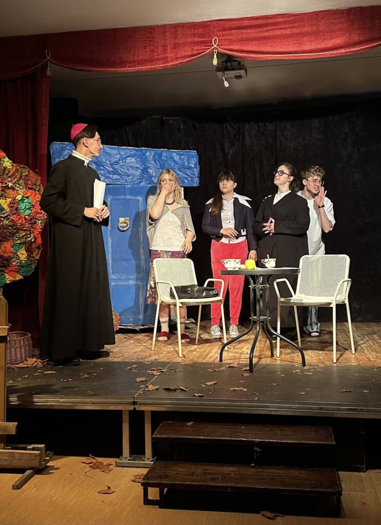 Scena ze spektaklu Kamila Sławińskiego "Ojciec chce żyć"