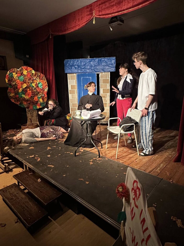 Scena ze spektaklu Kamila Sławińskiego "Ojciec chce żyć"