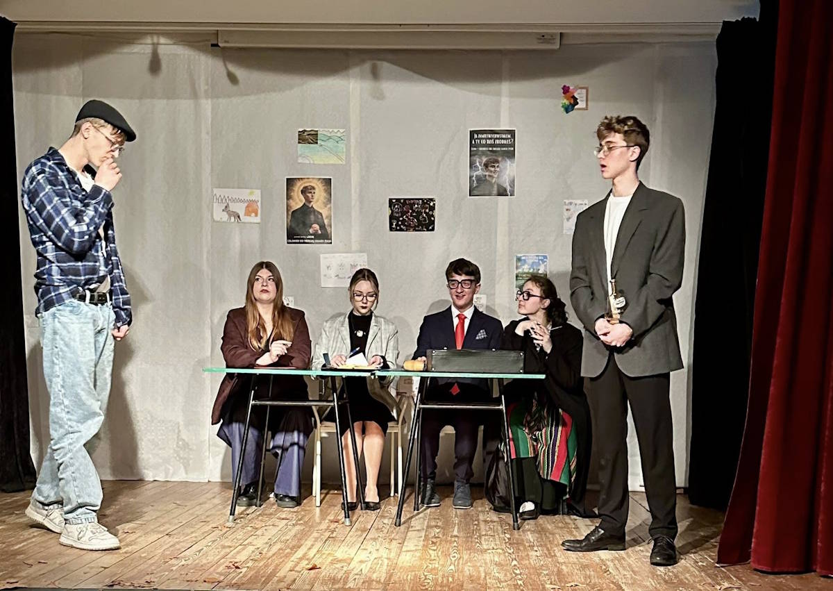 Scena ze spektaklu Kamila Sławińskiego "Ojciec chce żyć"