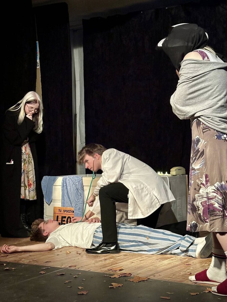 Scena ze spektaklu Kamila Sławińskiego "Ojciec chce żyć"