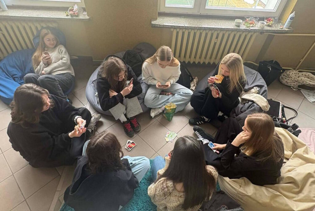 Uczestnicy pożywiają się świeżo upieczonymi goframi