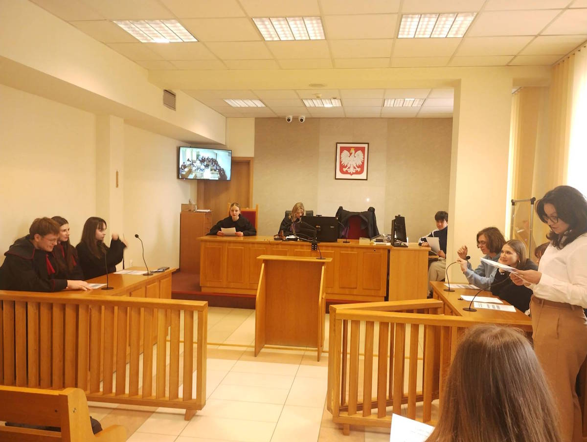 Uczniowie z klasy 2A na sali sądowej