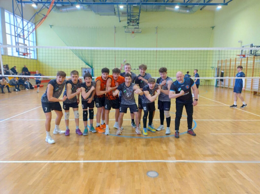 Drużyna siatkówki Piramowicza z trenerem Panem Kazimierzem Kołakowskim