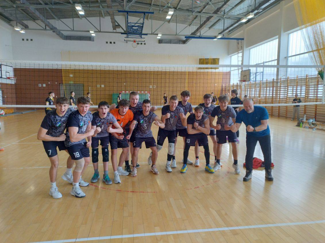 Drużyna siatkarzy Piramowicza z trenerem