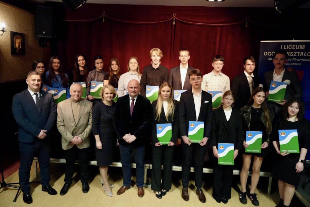 Nasi stypendyści w towarzystwie Pani Dyrektor Anna Sus-Cilulko, Pana Wojciecha Jerzego Szczudło - Wicestarosty powiatu augustowskiego oraz radnego Rady Powiatu Mieczysława Sobolewskiego