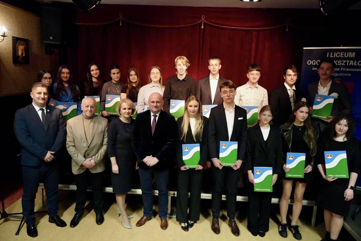 Nasi stypendyści w towarzystwie Pani Dyrektor Anny Sus-Cilulko, Pana Wojciecha Jerzego Szczudło - Wicestarosty powiatu augustowskiego, radnego Rady Powiatu Mieczysława Sobolewskiego oraz Pana Tomasza Choroszewskiego