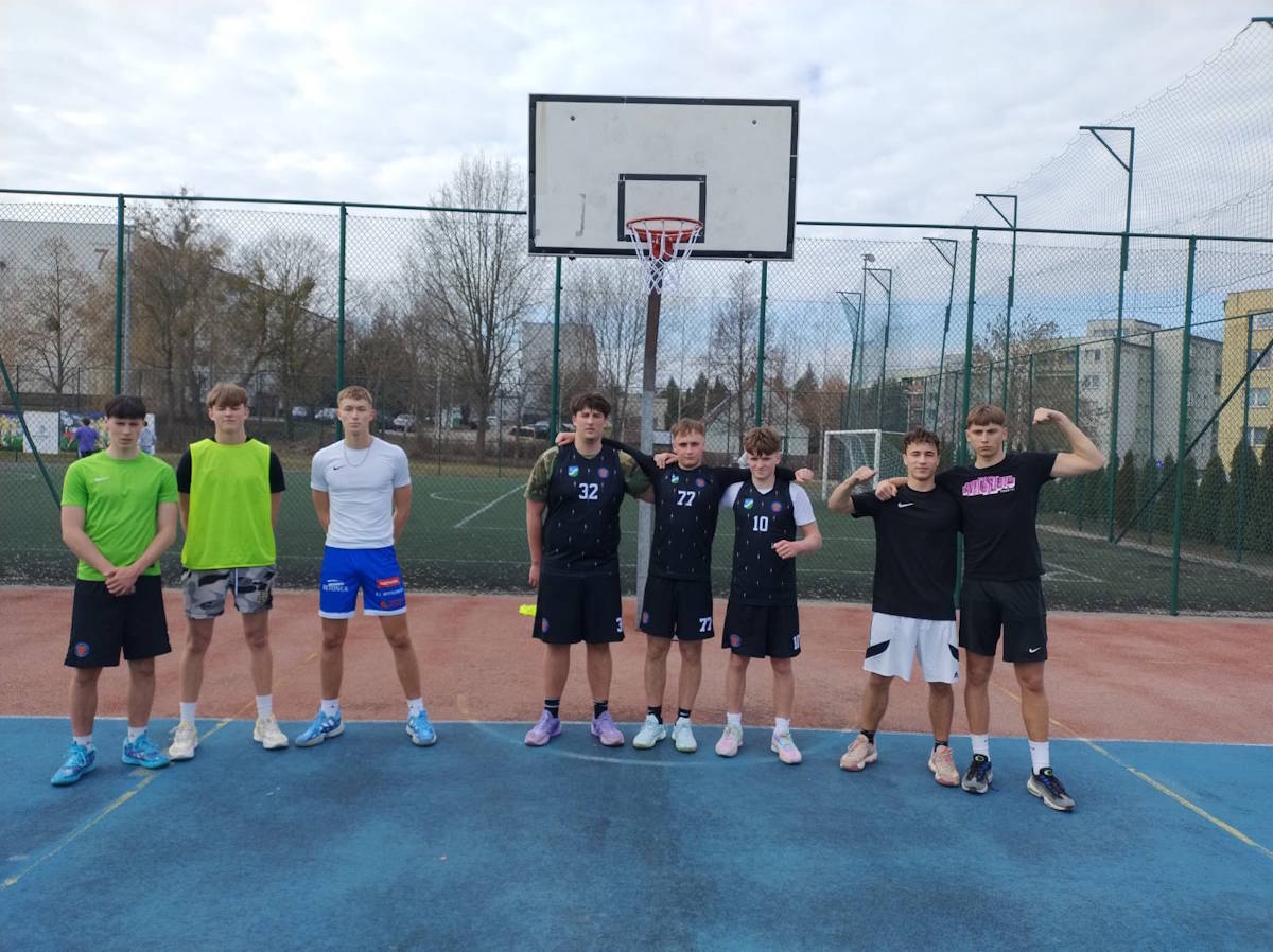 Zwycięskie drużyny turnieju koszykówki