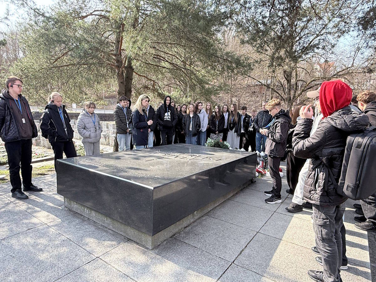 Uczestnicy wycieczki na Cmentarzu Na Rossie