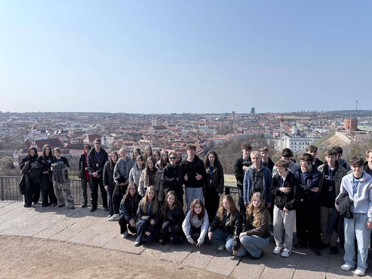 Uczestnicy wycieczki na tle panoramy Wilna