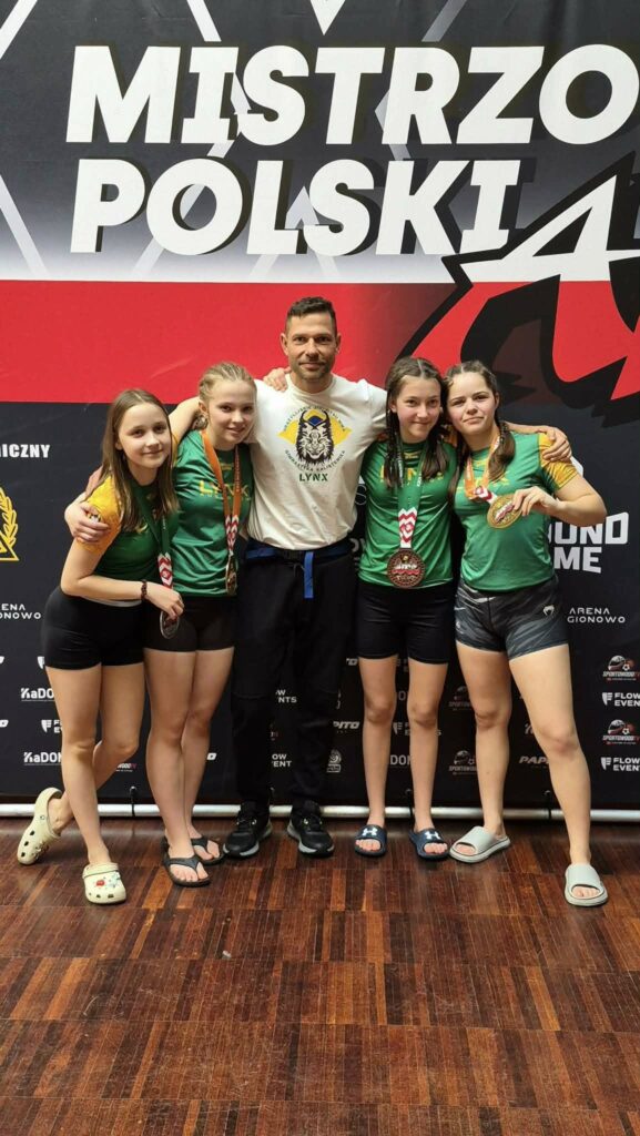 Alicja Lotkowska (druga od lewej) z koleżankami i trenerem