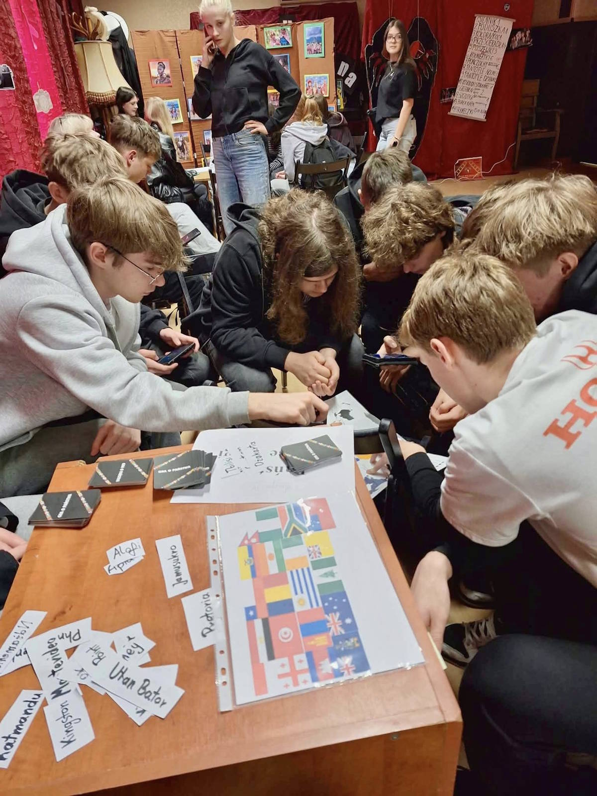 Klasa 3B przy państwach, stolicach i flagach