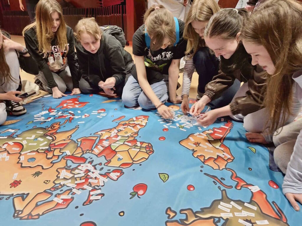 Klasa 3F przy mapie świata