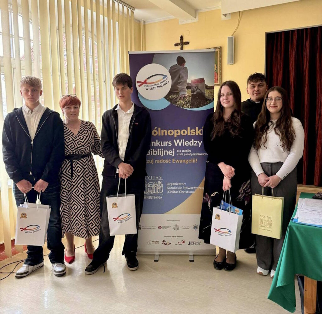 Jakub Łukawski, Kajetan Hołownia, Joanna Nikiforow i Natalia Roszkowska z ks. Pawłem Lendą