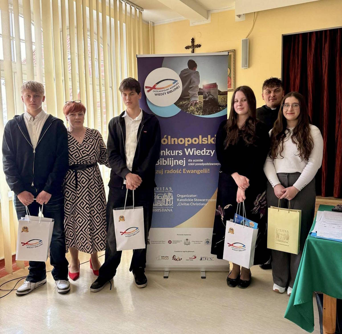 Jakub Łukawski, Kajetan Hołownia, Joanna Nikiforow i Natalia Roszkowska z ks. Pawłem Lendą