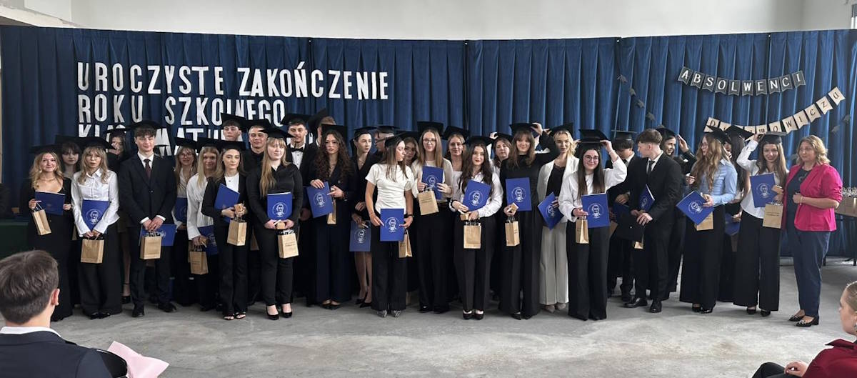 Absolwenci z klasy 4A z wychowawczynią, Panią Magdaleną Siedlecką