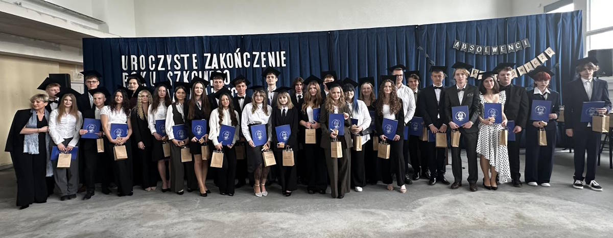 Absolwenci z klasy 4B z wychowawczynią, Panią Katarzyną Zaniewską