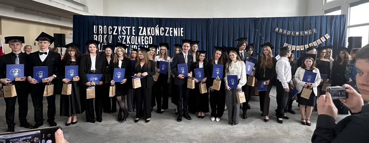 Absolwenci z klasy 4C z wychowawczynią