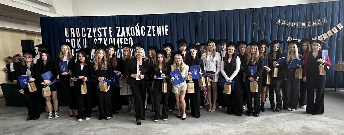 Absolwenci z klasy 4D z wychowawczynią