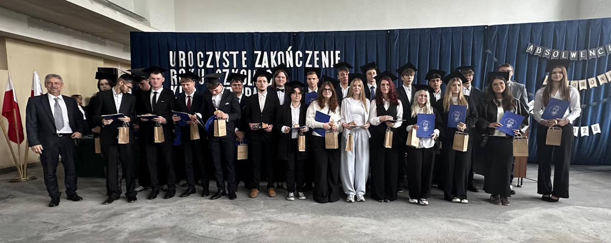 Absolwenci z klasy 4E z wychowawcą