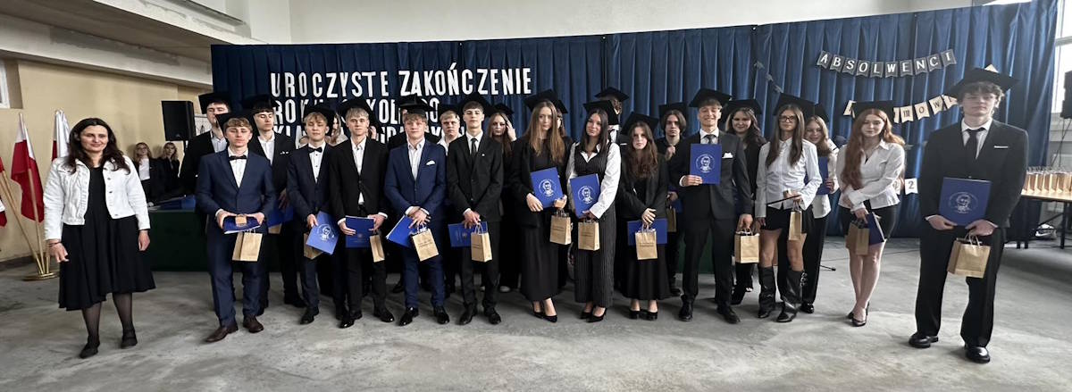 Absolwenci z klasy 4F z wychowawczynią