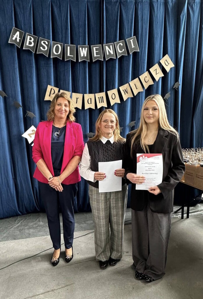 Wyróżnieni uczniowie z klasy 4A z wychowawczynią, Panią Magdaleną Siedlecką