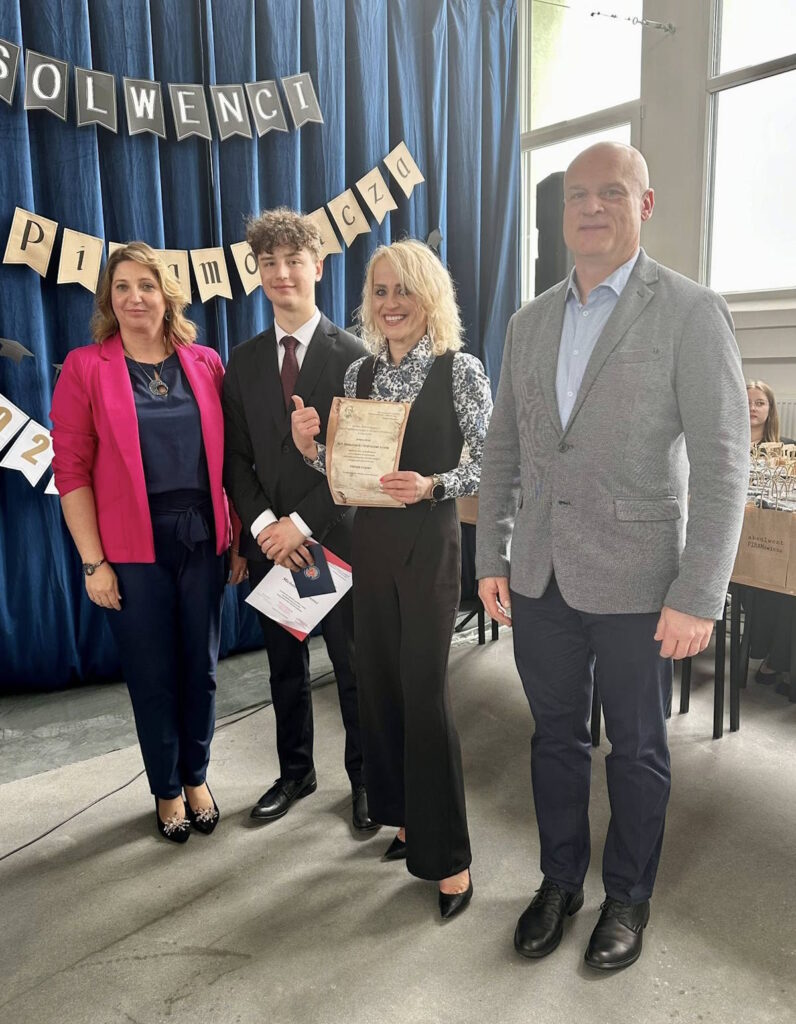 Wyróżnieni uczniowie z klasy 4A z wychowawczynią, Panią Magdaleną Siedlecką