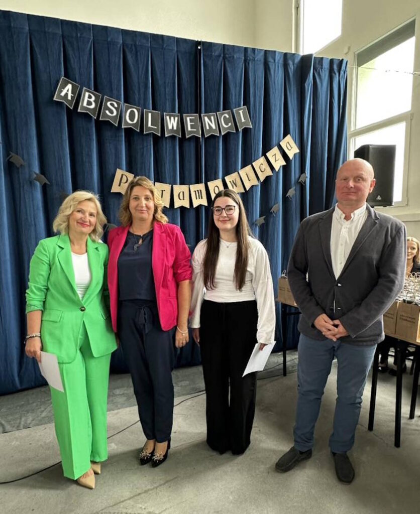 Wyróżnieni uczniowie z klasy 4A z wychowawczynią, Panią Magdaleną Siedlecką