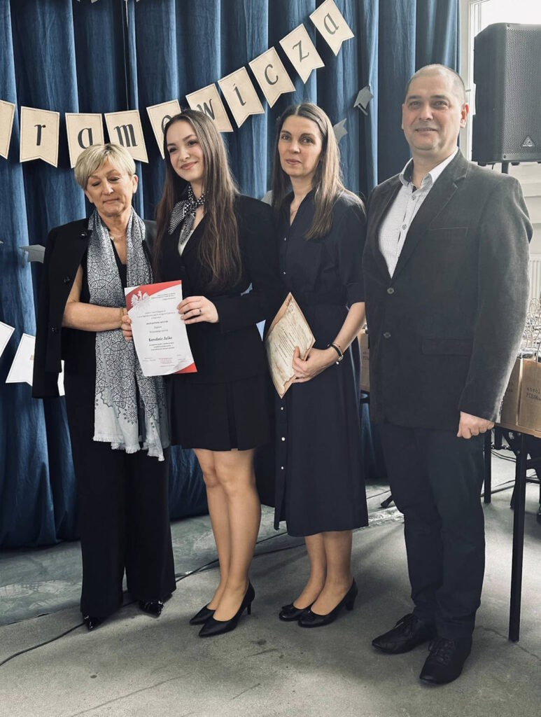 Wyróżnieni uczniowie z klasy 4B z wychowawczynią, Panią Katarzyną Zaniewską