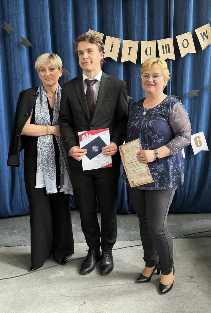 Wyróżnieni uczniowie z klasy 4B z wychowawczynią, Panią Katarzyną Zaniewską