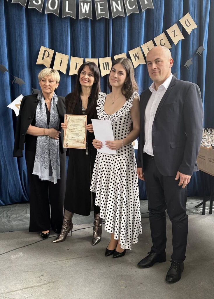 Wyróżnieni uczniowie z klasy 4B z wychowawczynią, Panią Katarzyną Zaniewską