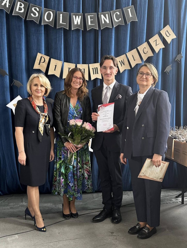 Wyróżnieni uczniowie z klasy 4C z wychowawczynią, Panią Iloną Jodzis