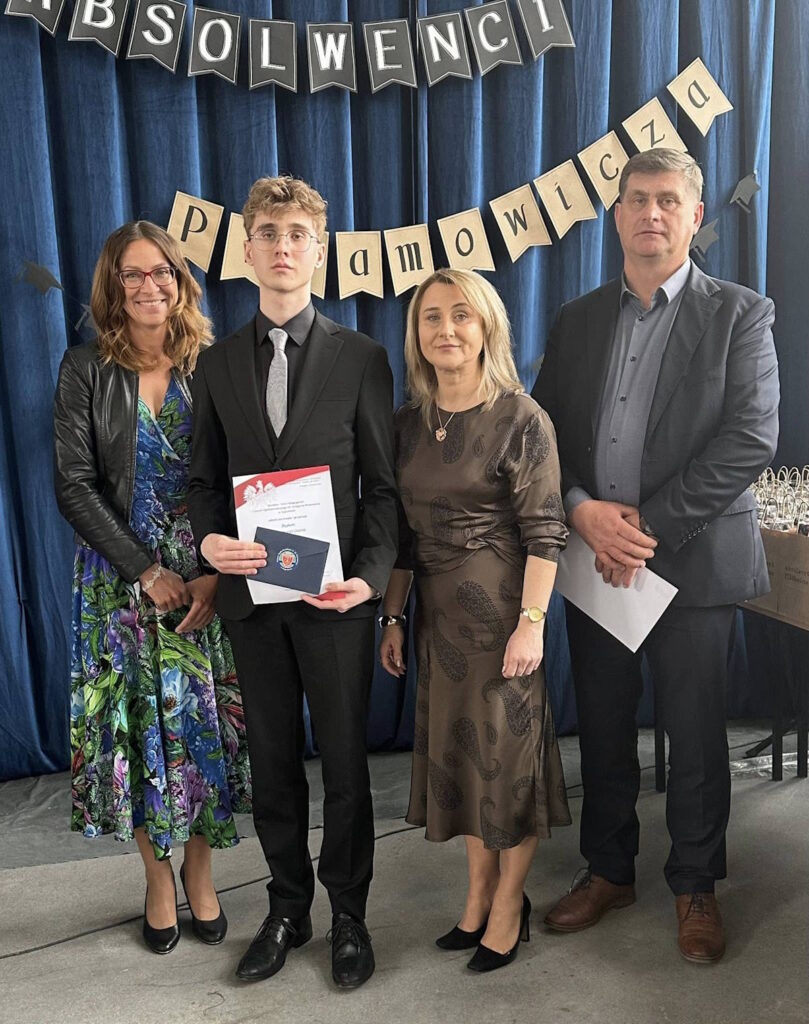 Wyróżnieni uczniowie z klasy 4C z wychowawczynią, Panią Iloną Jodzis