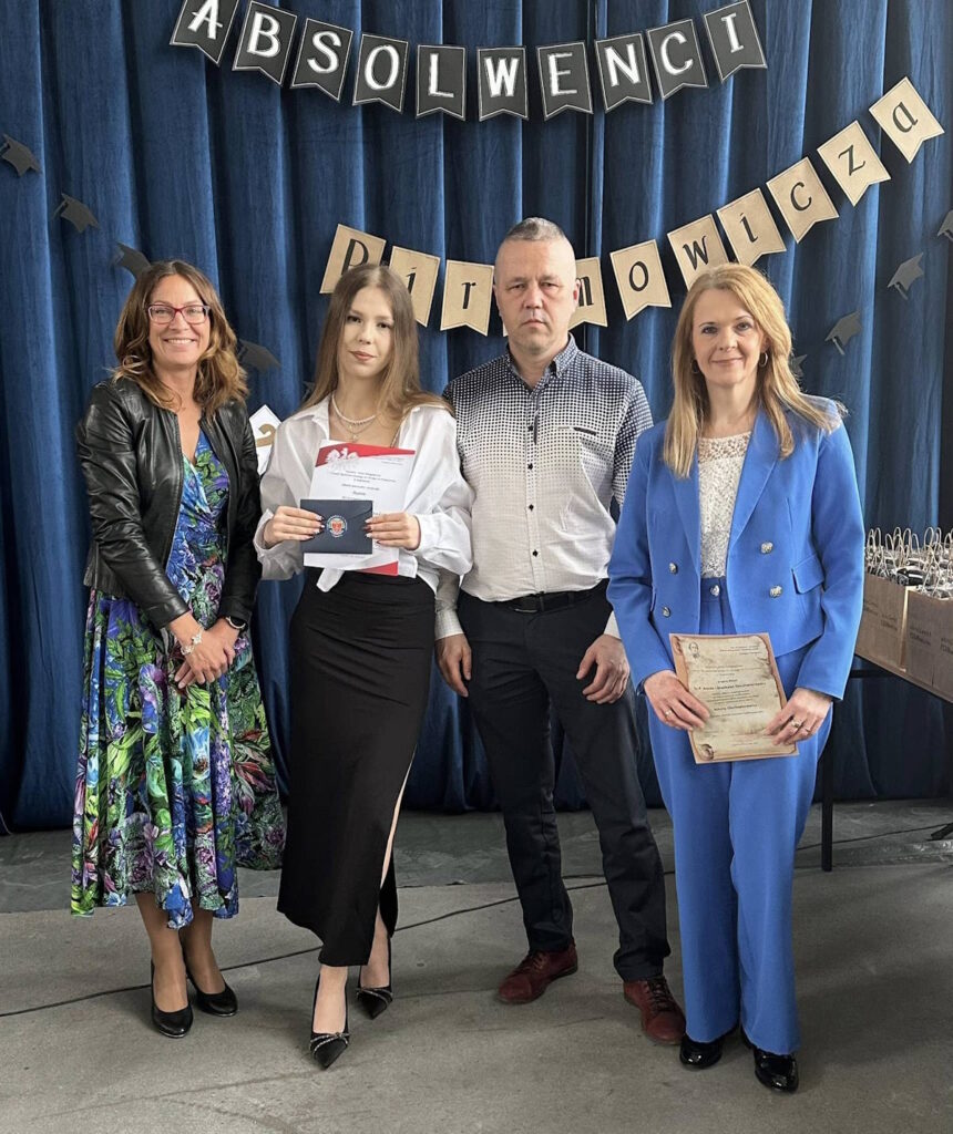 Wyróżnieni uczniowie z klasy 4C z wychowawczynią, Panią Iloną Jodzis