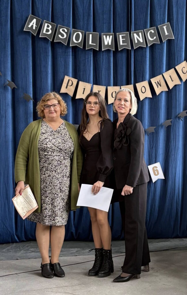 Wyróżnieni uczniowie z klasy 4D z wychowawczynią, Panią Joanną Ostapowicz