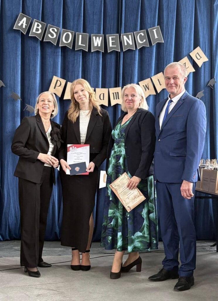 Wyróżnieni uczniowie z klasy 4D z wychowawczynią, Panią Joanną Ostapowicz