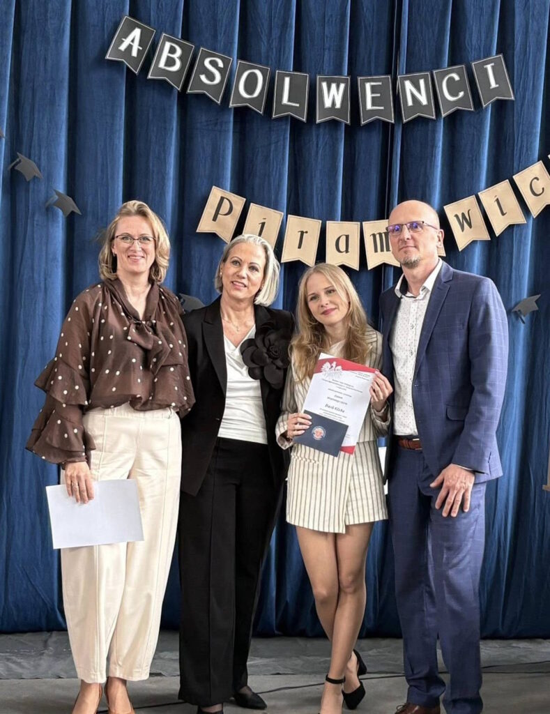 Wyróżnieni uczniowie z klasy 4D z wychowawczynią, Panią Joanną Ostapowicz