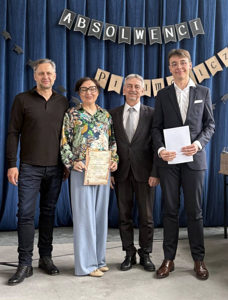 Wyróżnieni uczniowie z klasy 4E z wychowawcą, Panem Januszem Cichorem