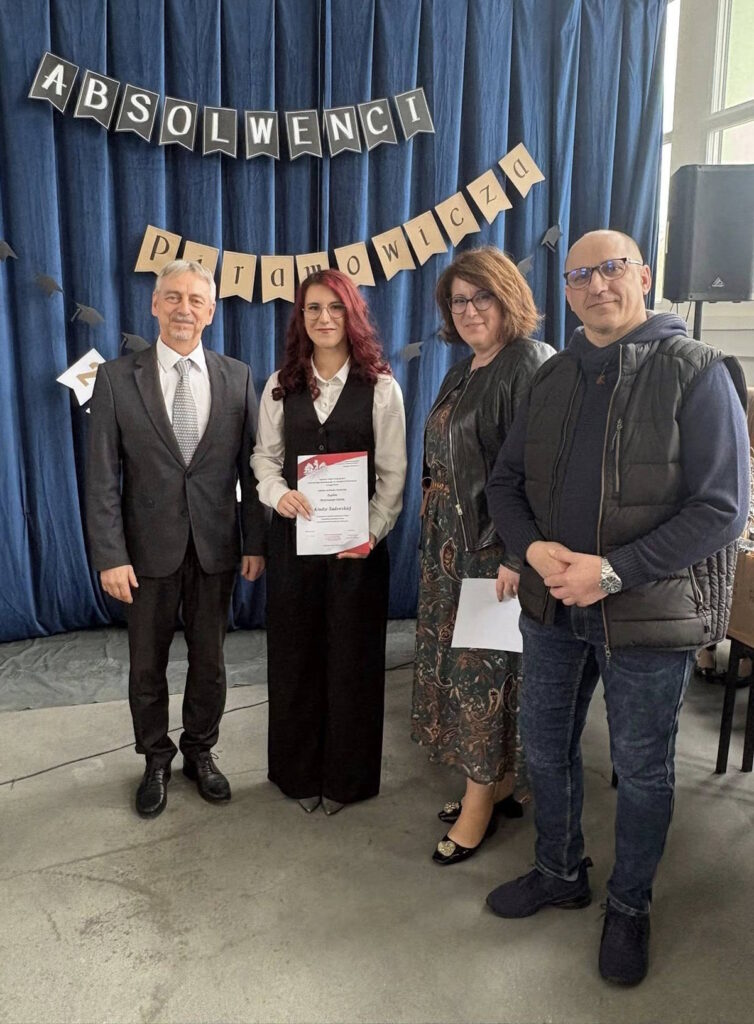 Wyróżnieni uczniowie z klasy 4E z wychowawcą, Panem Januszem Cichorem