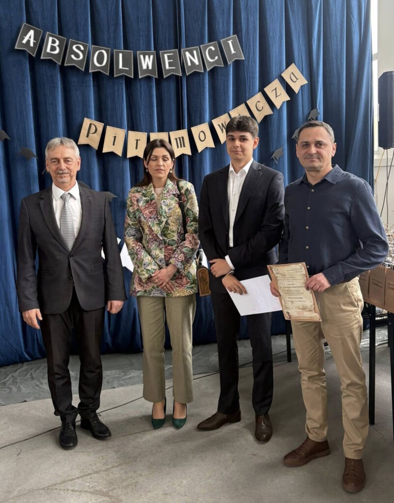 Wyróżnieni uczniowie z klasy 4E z wychowawcą, Panem Januszem Cichorem