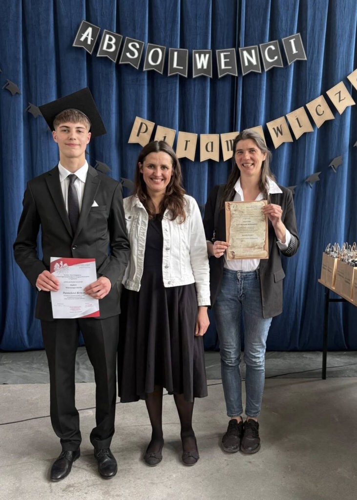 Wyróżnieni uczniowie z klasy 4F z wychowawczynią, Panią Martą Pietrzak-Wolinowską
