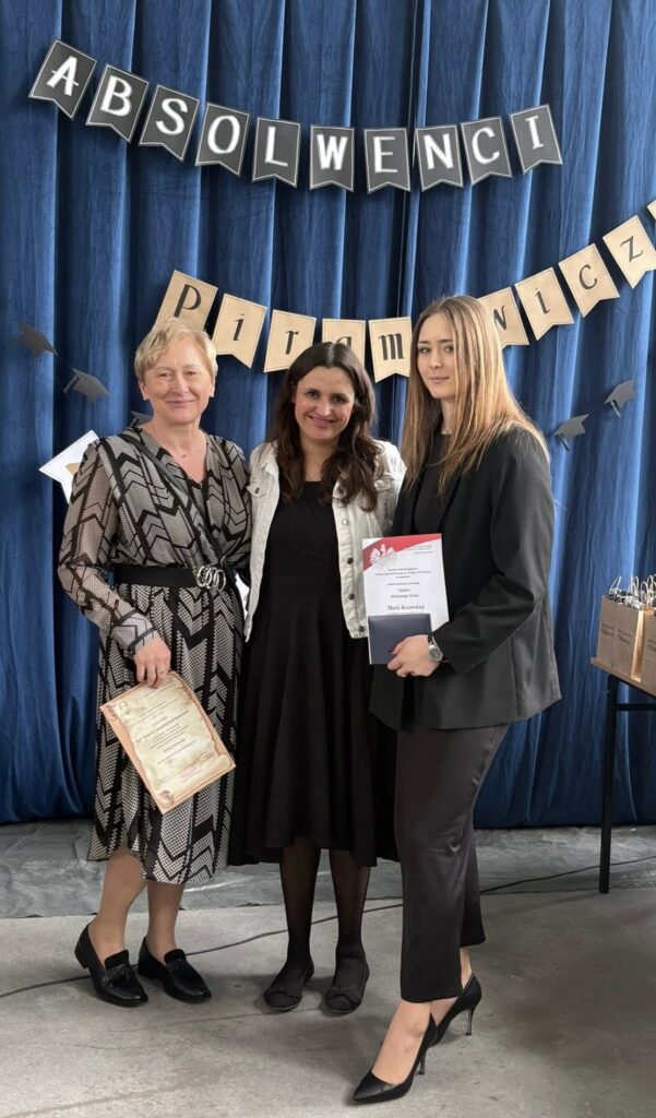 Wyróżnieni uczniowie z klasy 4F z wychowawczynią, Panią Martą Pietrzak-Wolinowską