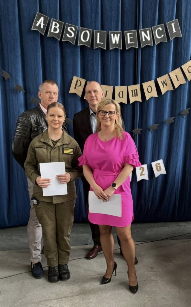 Wyróżnieni uczniowie z klasy 4M z wychowawcą, Panem Majorem Markiem Łebskim