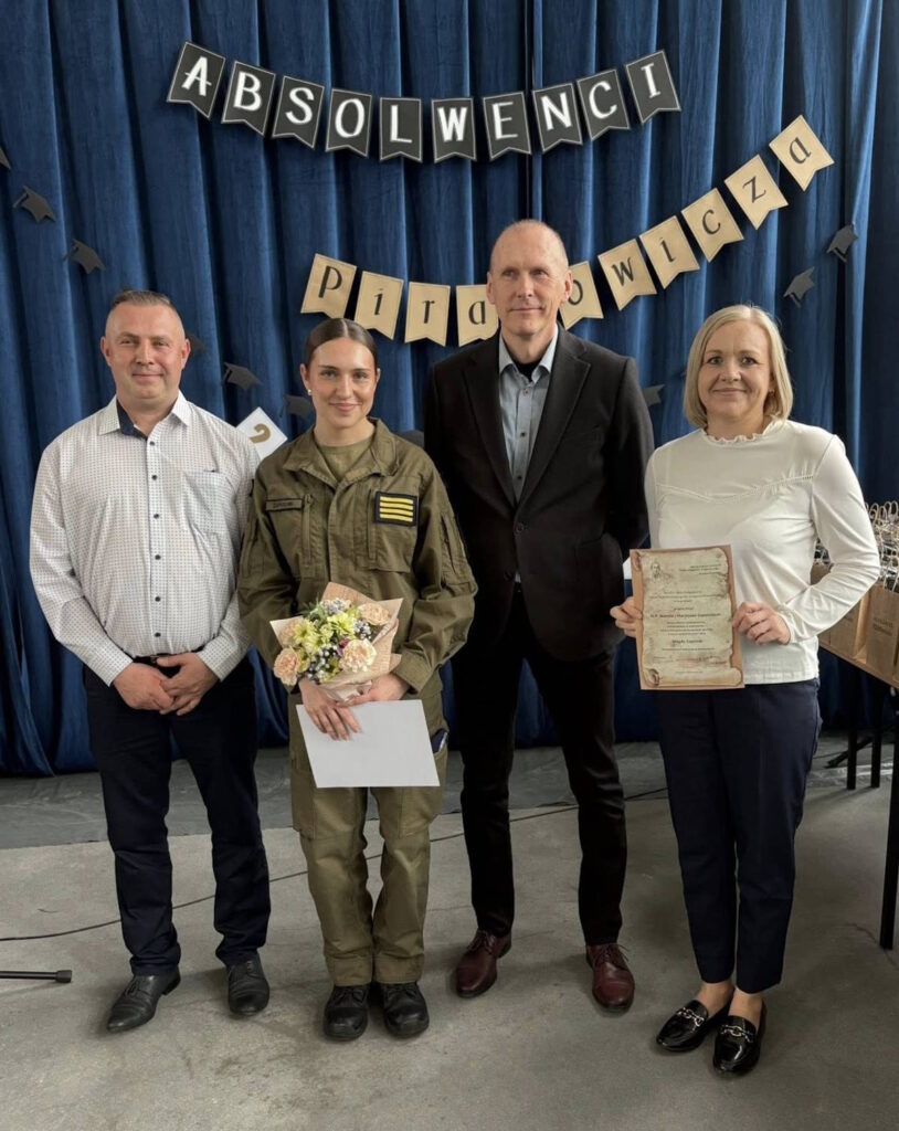 Wyróżnieni uczniowie z klasy 4M z wychowawcą, Panem Majorem Markiem Łebskim