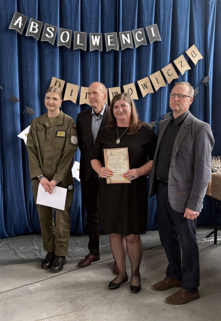 Wyróżnieni uczniowie z klasy 4M z wychowawcą, Panem Majorem Markiem Łebskim