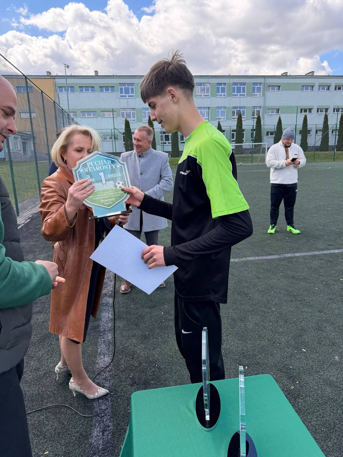 Wręczenie nagrody przedstawicielowi zwycięskiej drużyny