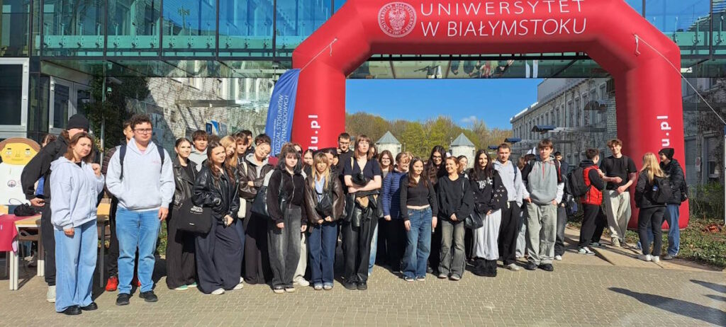 Uczniowie Piramowicza uczestniczący w Dniu Otwartym UwB
