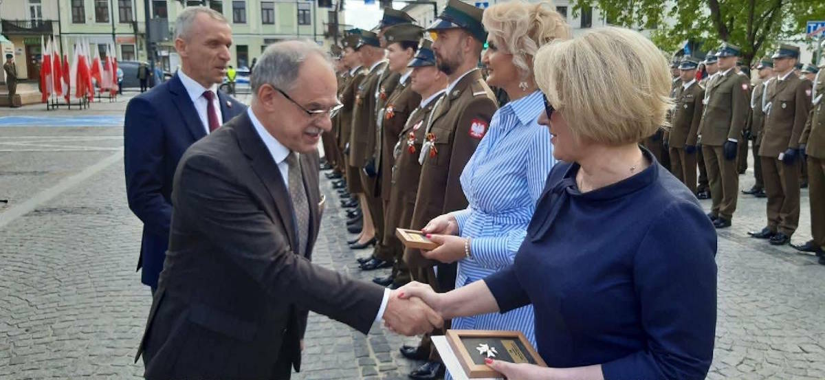 Pani Dyrektor Anna Sus-Cilulko podczas uroczystości odbiera Odznakę Pamiątkową 14 Suwalskiego Pułku Przeciwpancernego