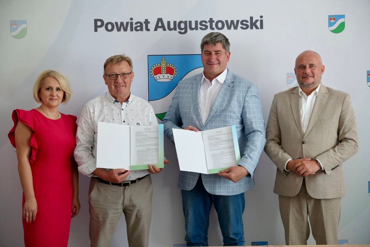 Uroczyste podpisanie  umowy na realizację inwestycji pn. „Przebudowa i remont zapleczy szatniowo-sanitarno-szatniowych w Zespole Szkół Ogólnokształcących w Augustowie”