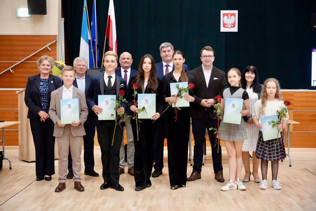 Nagrodzeni uczniowie oraz przedstawiciele władz Powiatu Augustowskiego
